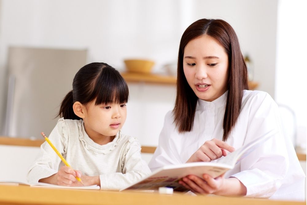 Mom teachinger her kid another language