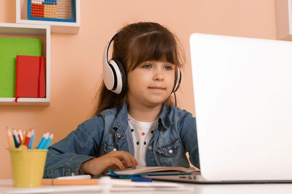 Little girl on online tutorial platforms studying