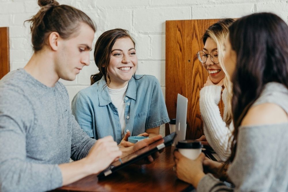 group of teens in a table chatting
