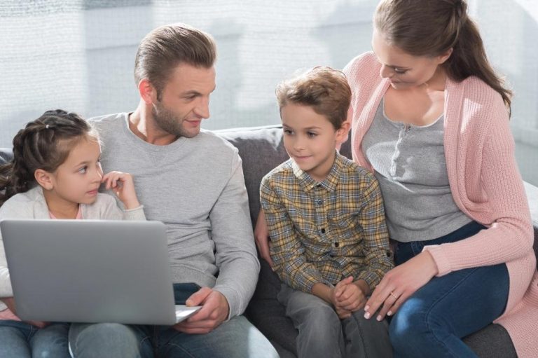 Dad and mom teaches his children about money investing online
