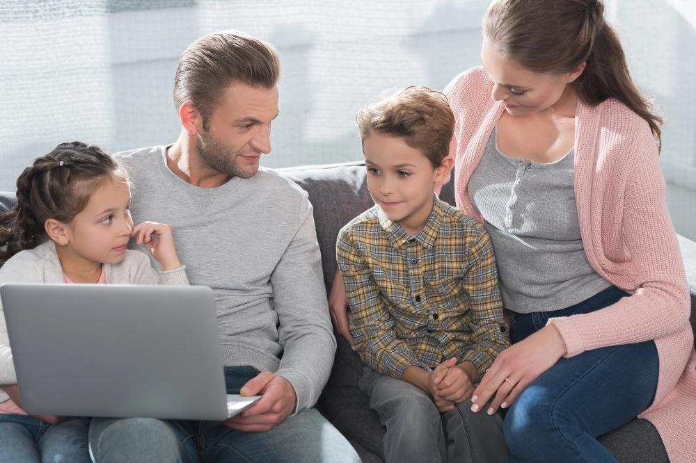 Dad and mom teaches his children about money investing online