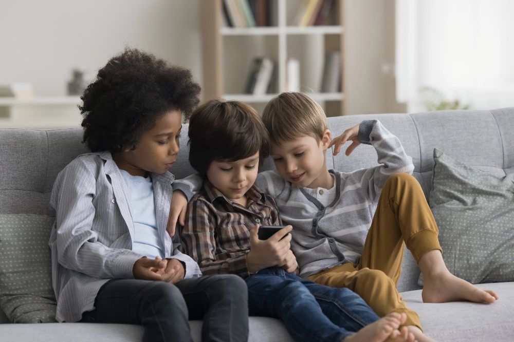 Kids reading history in the mobile